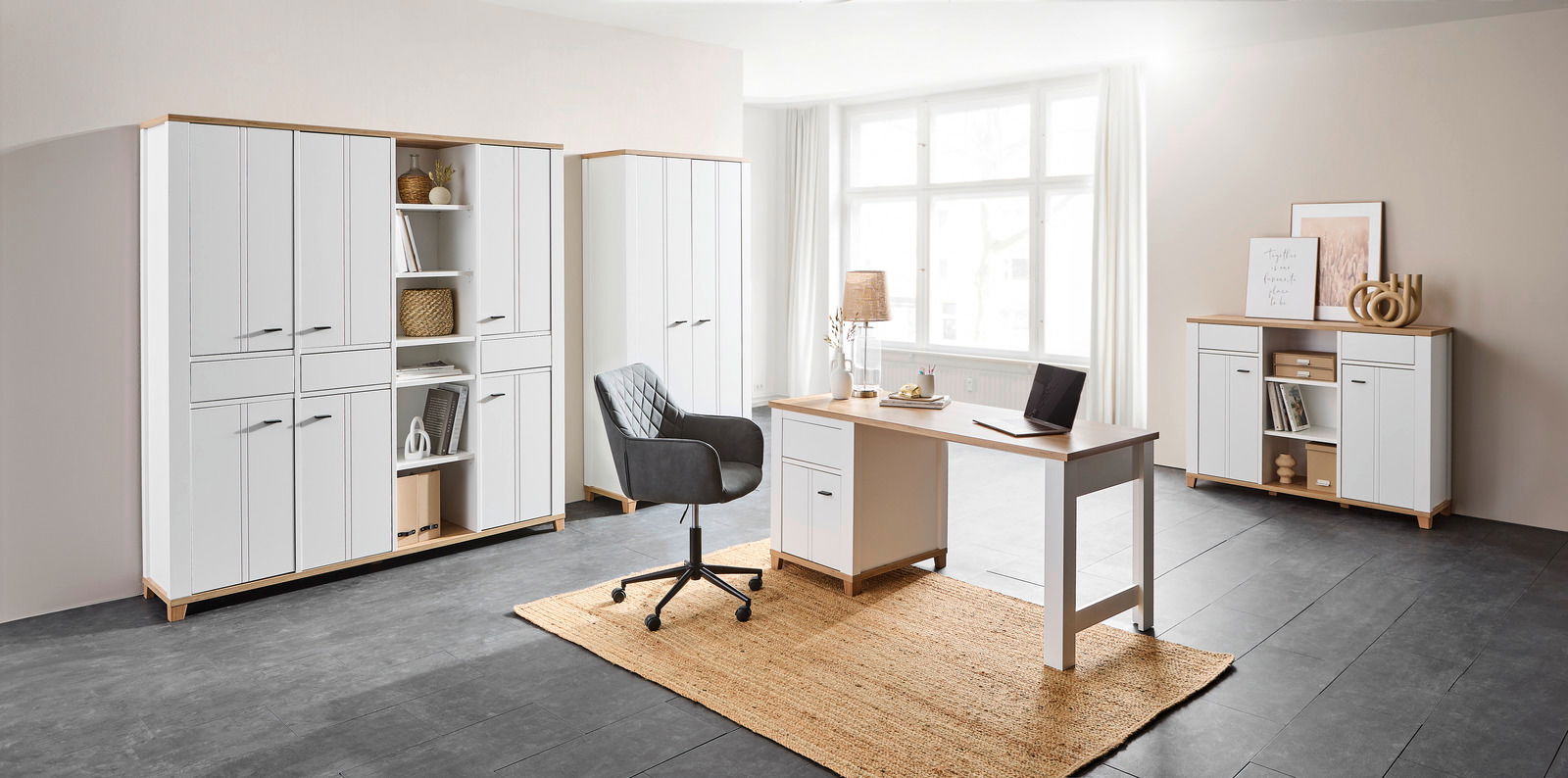 Moderne Büromöbelkombination in heller Umgebung mit Schreibtisch, Stuhl, Aktenschränken und Kommode, aus der Perspektive eines offenen Raumes betrachtet.