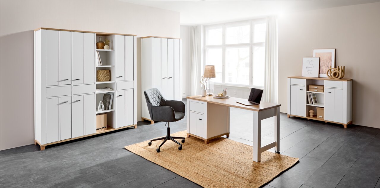 Moderne Büromöbelkombination in heller Umgebung mit Schreibtisch, Stuhl, Aktenschränken und Kommode, aus der Perspektive eines offenen Raumes betrachtet.