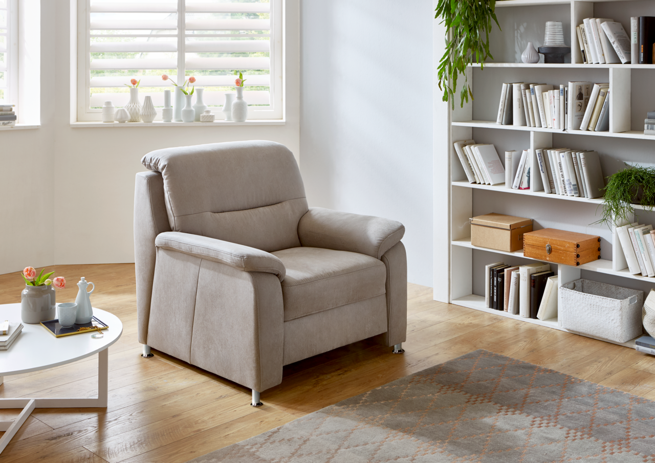 Bequemer Sessel in einem modernen Wohnzimmer, seitliche Perspektive