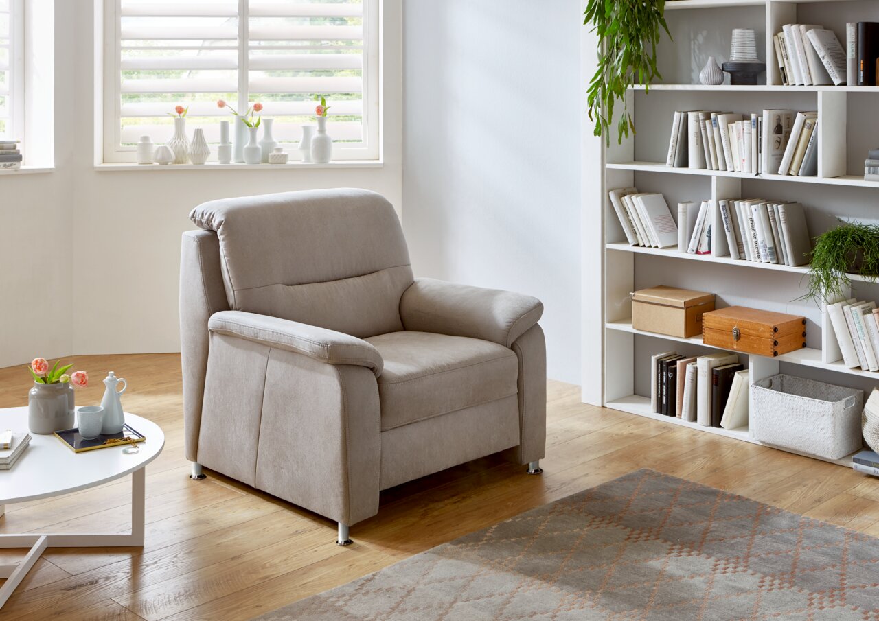 Bequemer Sessel in einem modernen Wohnzimmer, seitliche Perspektive
