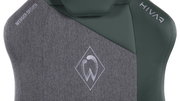 Rückansicht eines Gaming-Stuhls mit grauem Stoff und grünem Kunstleder, Werder Bremen Logo und Hivar Schriftzug.