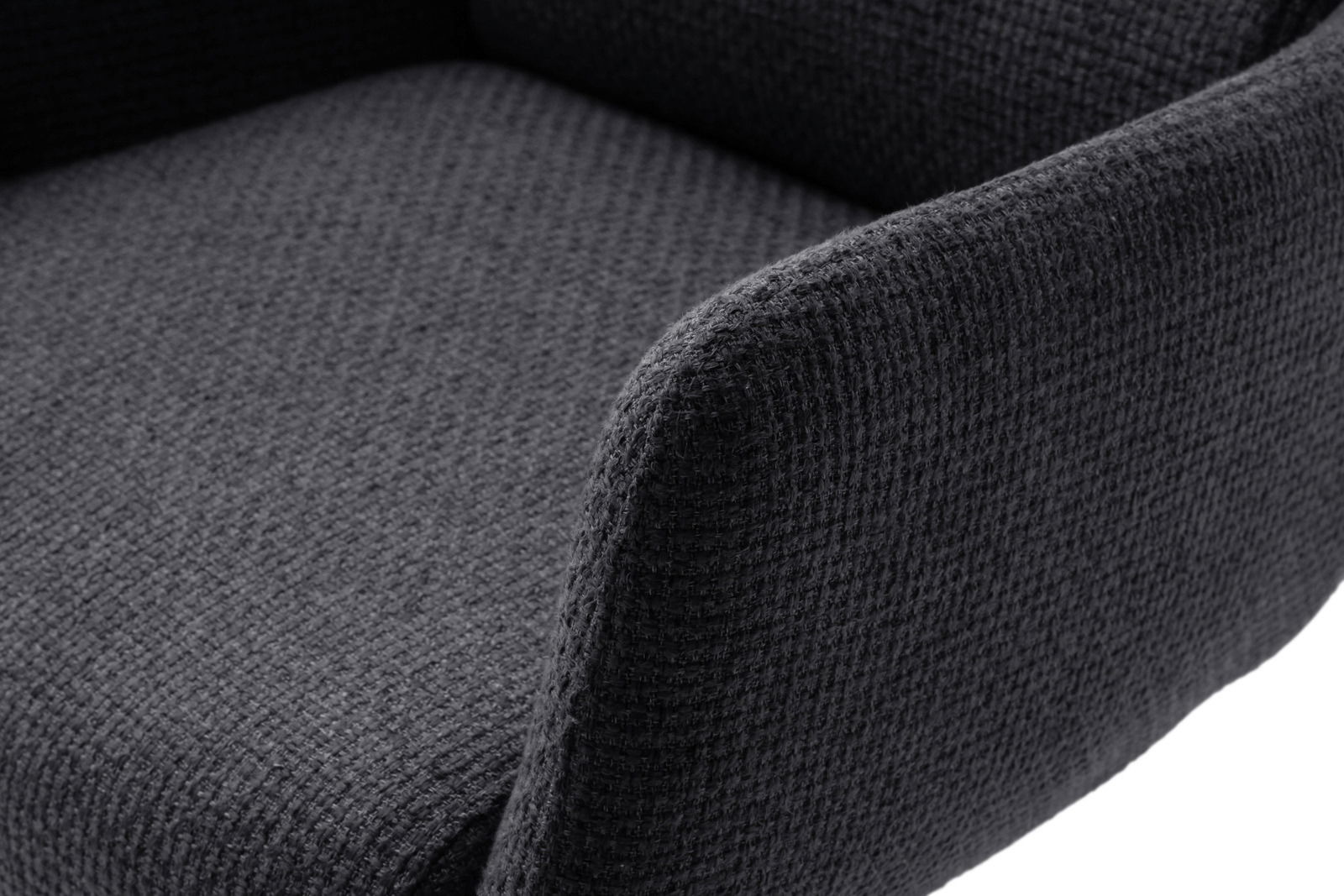 Nahaufnahme eines Barstuhls mit Armlehnen in dunklem Stoffbezug, seitliche Perspektive