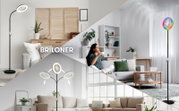 BRILONER LED-Deckenfluter in Schwarz mit rundem Lampenkopf und integriertem Ventilator, inkl. Fernbedienung, in Wohnzimmer-Szene aus frontaler Perspektive