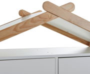 Detailansicht eines Kleiderschranks mit einem Dach aus hellem Holz und weißem Korpus.