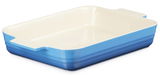 Rechteckige Auflaufform aus Keramik in Blau und Creme, seitliche Perspektive