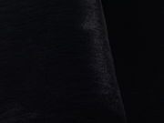 Nahaufnahme eines schwarzen Fellteppichs aus seitlicher Perspektive