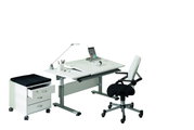 Moderner Schreibtisch mit höhenverstellbarer Tischplatte, Schubladencontainer auf Rollen und ergonomischem Bürostuhl, seitliche Perspektive