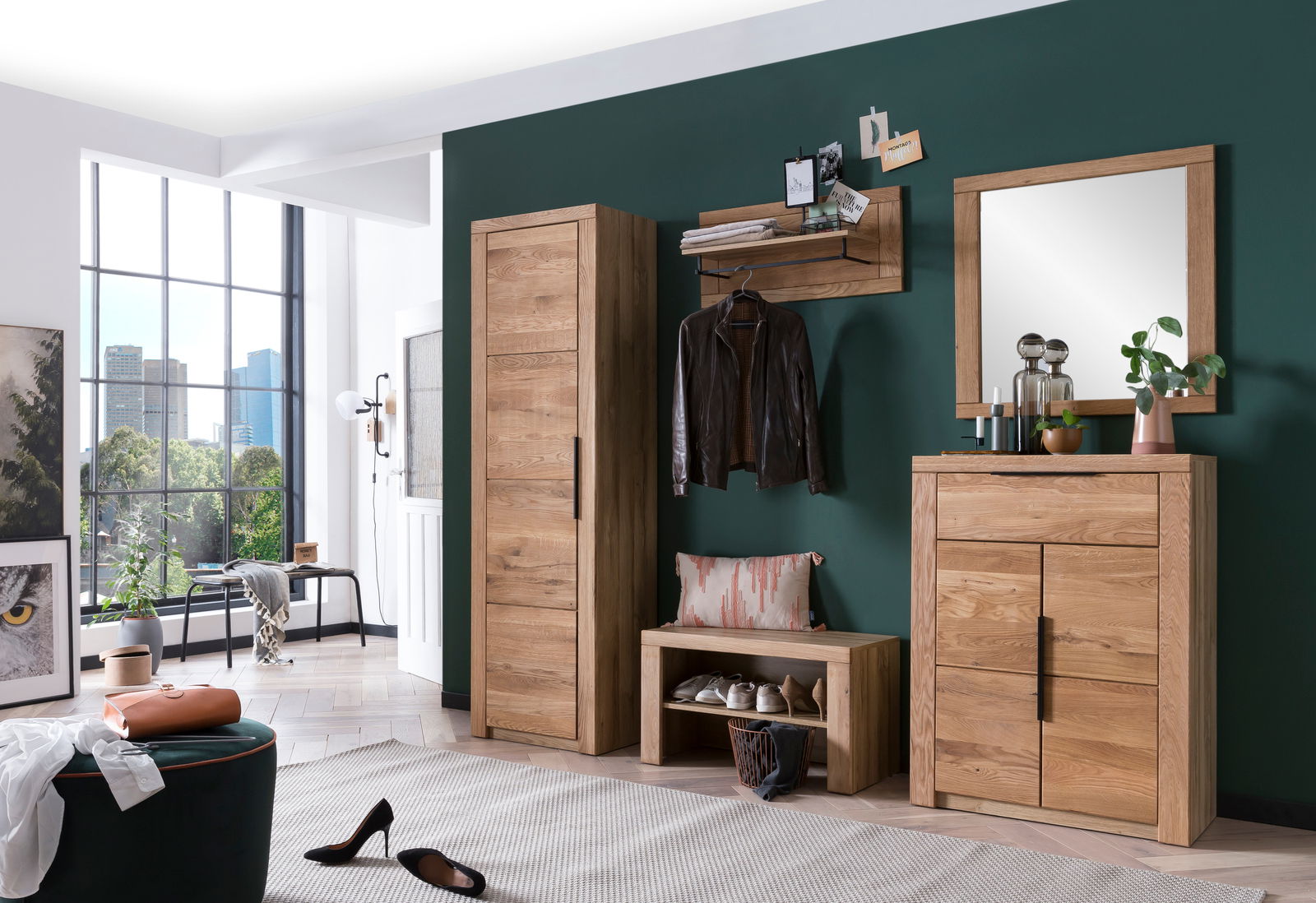 Moderne Garderobeneinrichtung aus Holz mit Schrank, Schuhkommode, Bank und Spiegel, seitliche Perspektive.