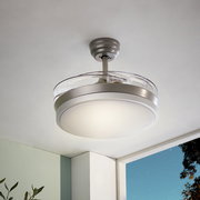 Moderne Deckenleuchte mit rundem, opalem Diffusor und silbernem Gehäuse, von unten in leichter Untersicht an der Decke fotografiert.