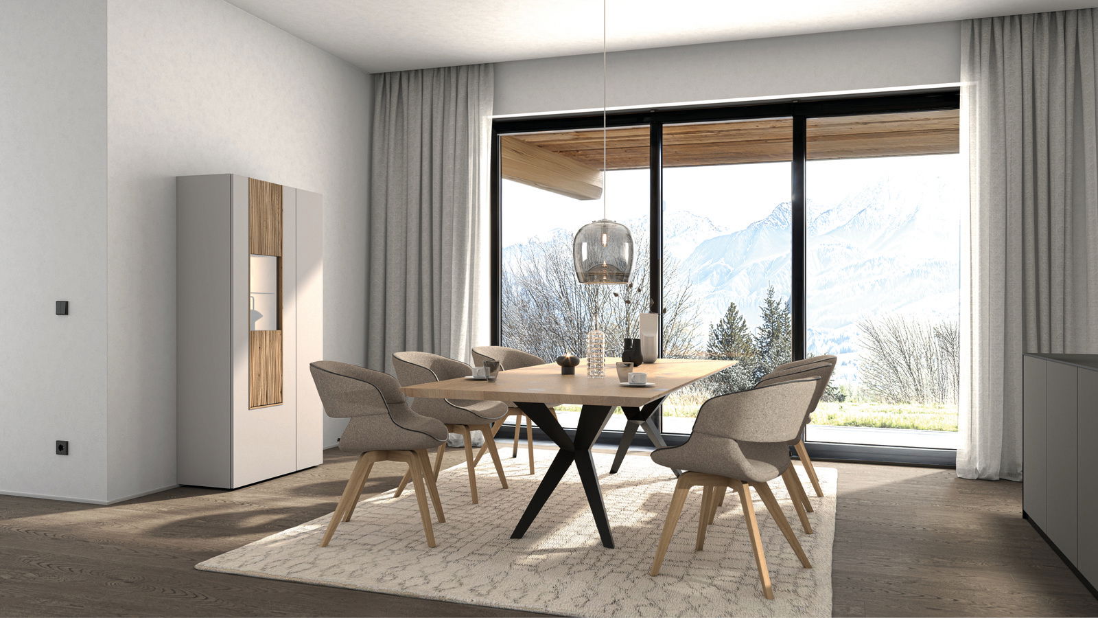 Moderner Esstisch mit Holzplatte und schwarzem X-förmigem Gestell, umgeben von gepolsterten Stühlen in einem hellen Raum mit Blick auf die Berge.