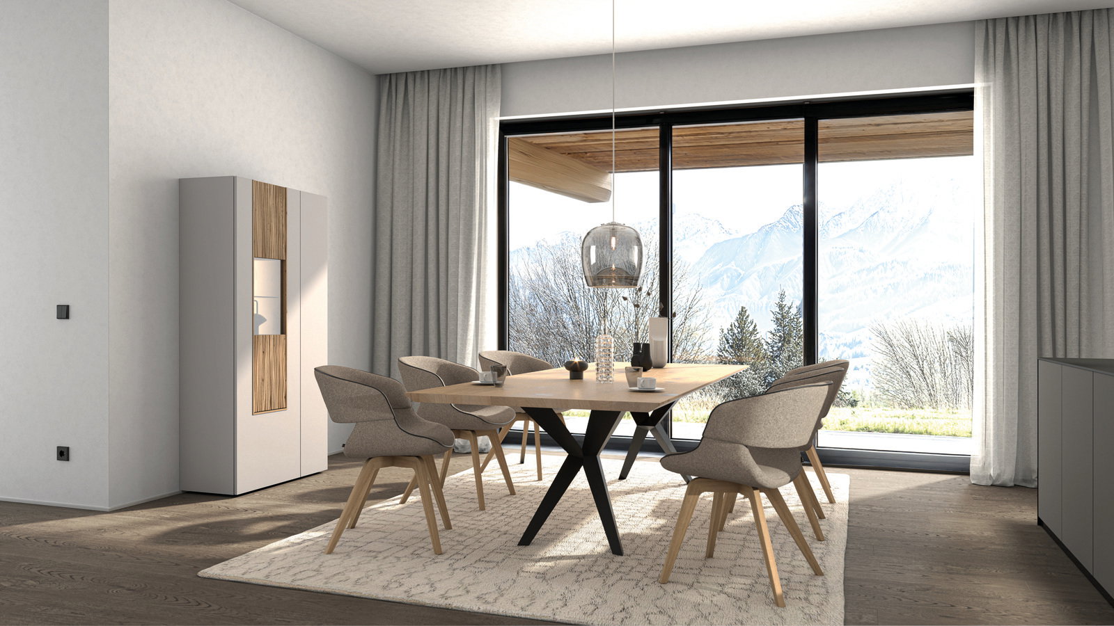 Moderner Esstisch mit Holzplatte und schwarzem X-förmigem Gestell, umgeben von gepolsterten Stühlen in einem hellen Raum mit Blick auf die Berge.