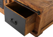Nahaufnahme eines Couchtisches aus Holz mit einer geöffneten schwarzen Schublade, Perspektive von schräg oben.