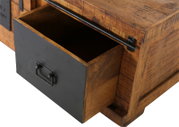 Nahaufnahme eines Couchtisches aus Holz mit einer geöffneten schwarzen Schublade, Perspektive von schräg oben.