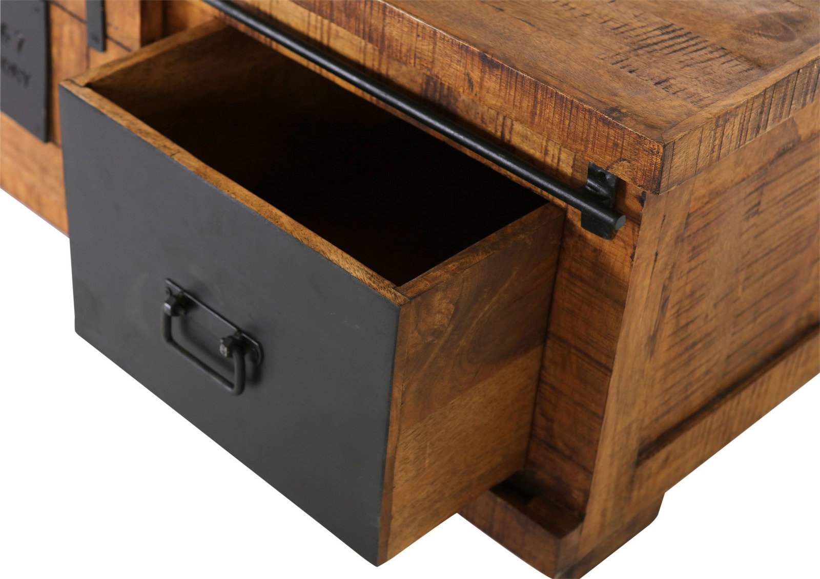 Nahaufnahme eines Couchtisches aus Holz mit einer geöffneten schwarzen Schublade, Perspektive von schräg oben.
