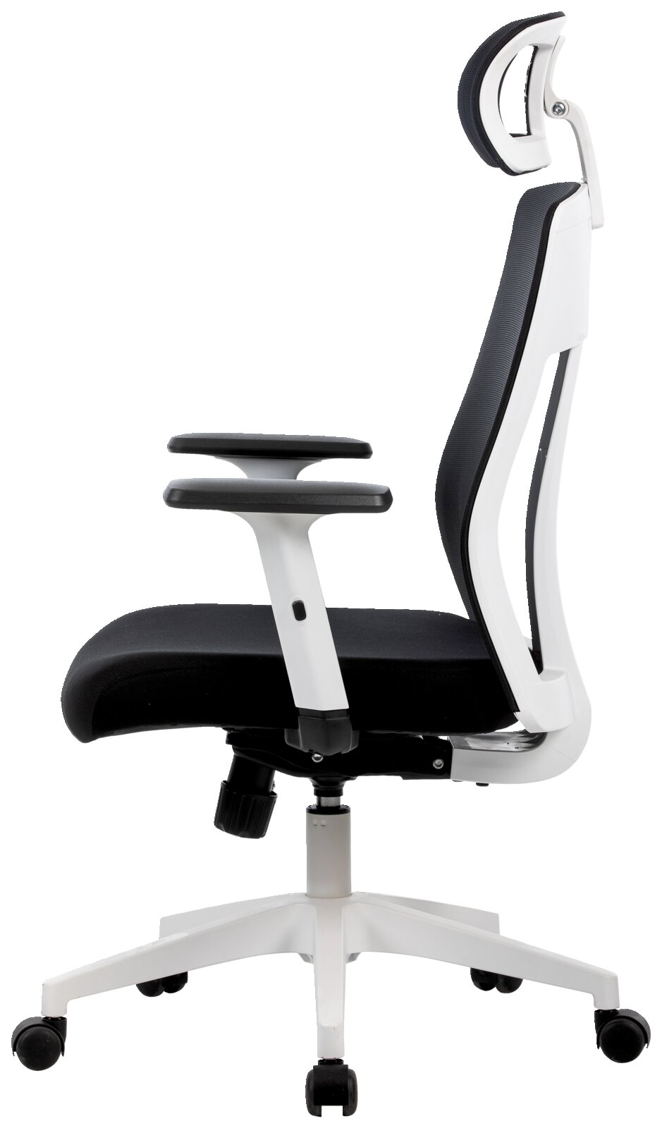 Moderne draaistoel in zijaanzicht met ergonomische rugleuning en hoofdsteun, in zwart-witte kleurstelling.