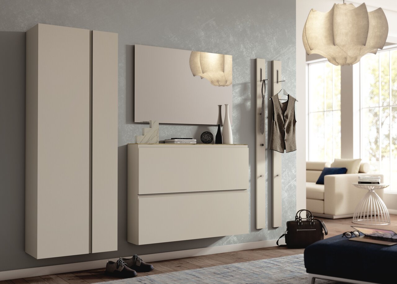 Modernes Garderobenset in Beige mit Hängeschrank, Spiegel und Kleiderhaken, seitliche Perspektive.