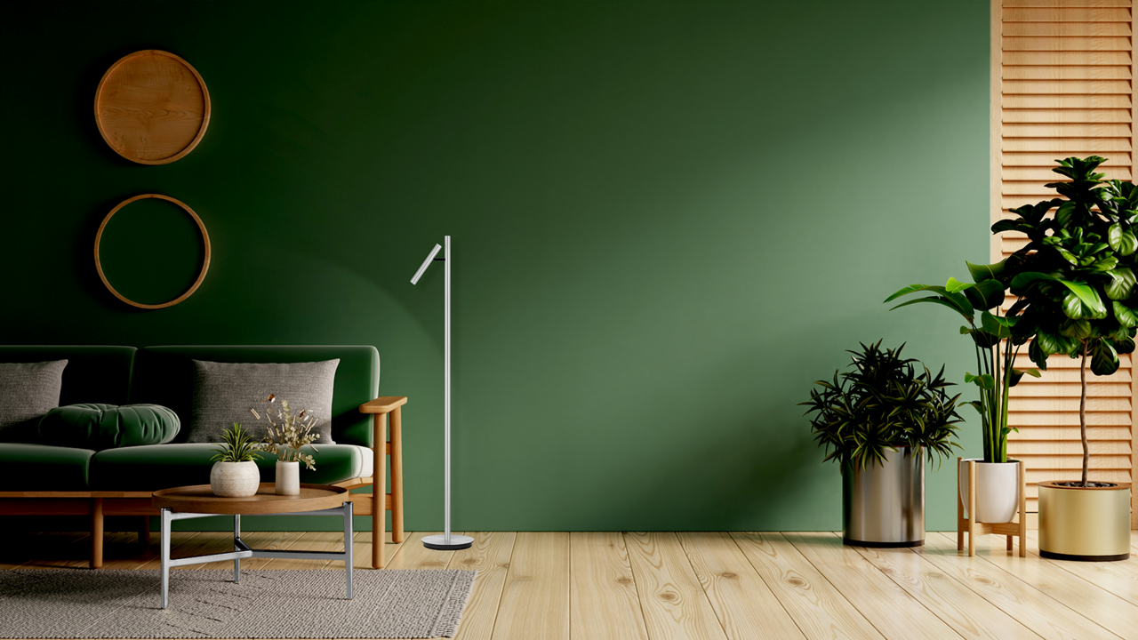 Moderne LED-Steh- und Leseleuchte in einem stilvollen Wohnzimmer mit grüner Wand und Holzboden, seitliche Perspektive.