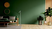 Moderne LED-Steh- und Leseleuchte in einem stilvollen Wohnzimmer mit grüner Wand und Holzboden, seitliche Perspektive.