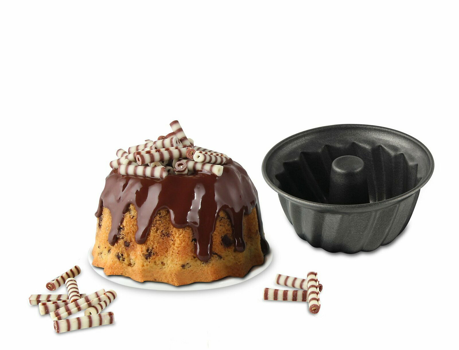 Gugelhupf mit Schokoladenglasur und Schokoladenröllchen, neben einer leeren Gugelhupfform, aus der Perspektive von vorne.