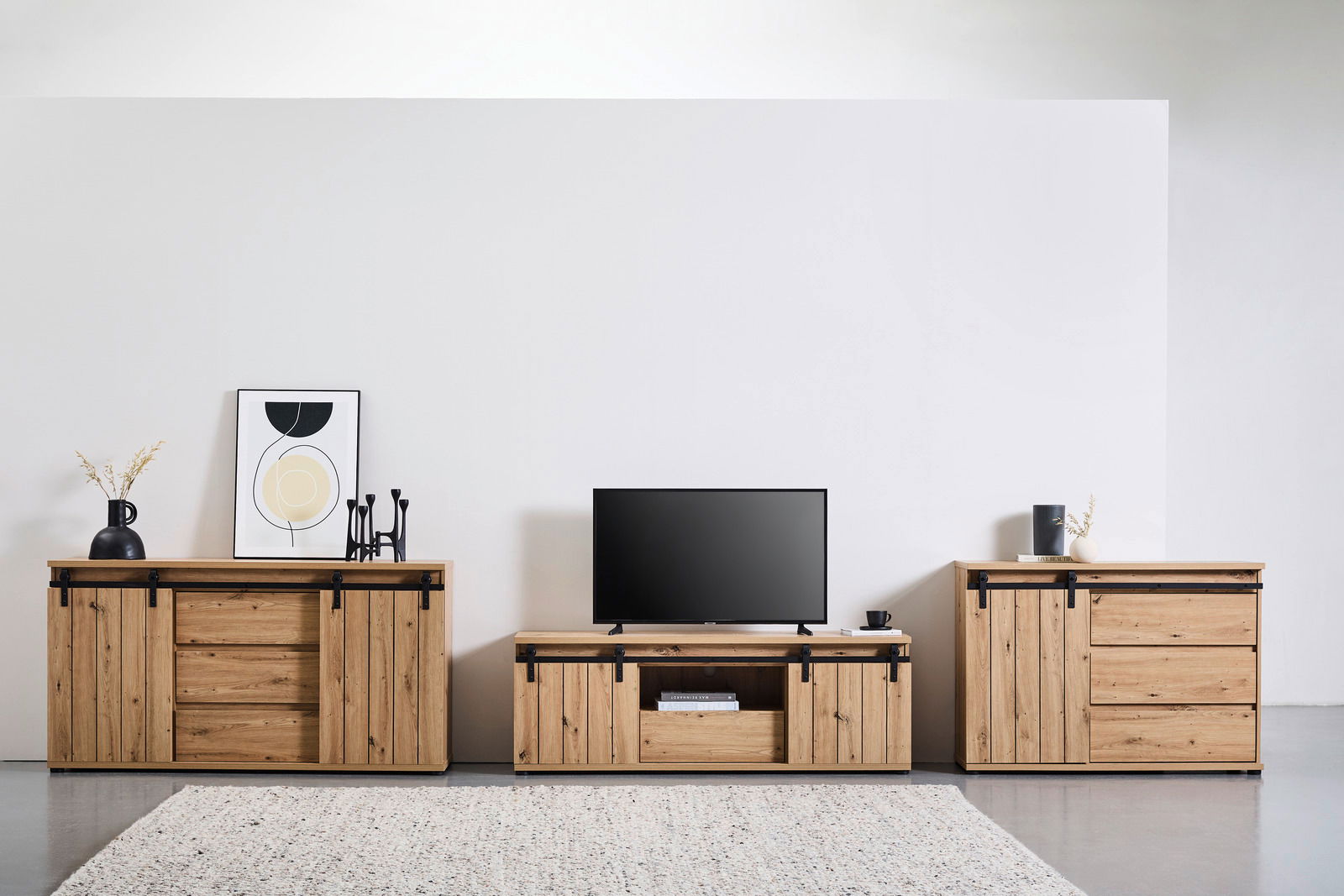 Holzmöbel-Set bestehend aus Lowboard, Kommode und Sideboard in moderner, minimalistischer Einrichtung. Frontalansicht.
