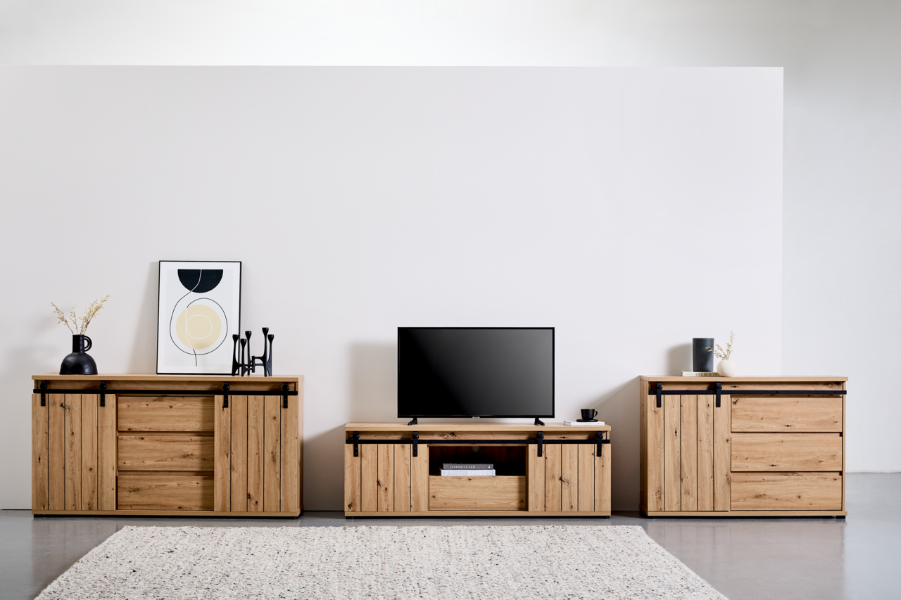 Holzmöbel-Set bestehend aus Lowboard, Kommode und Sideboard in moderner, minimalistischer Einrichtung. Frontalansicht.