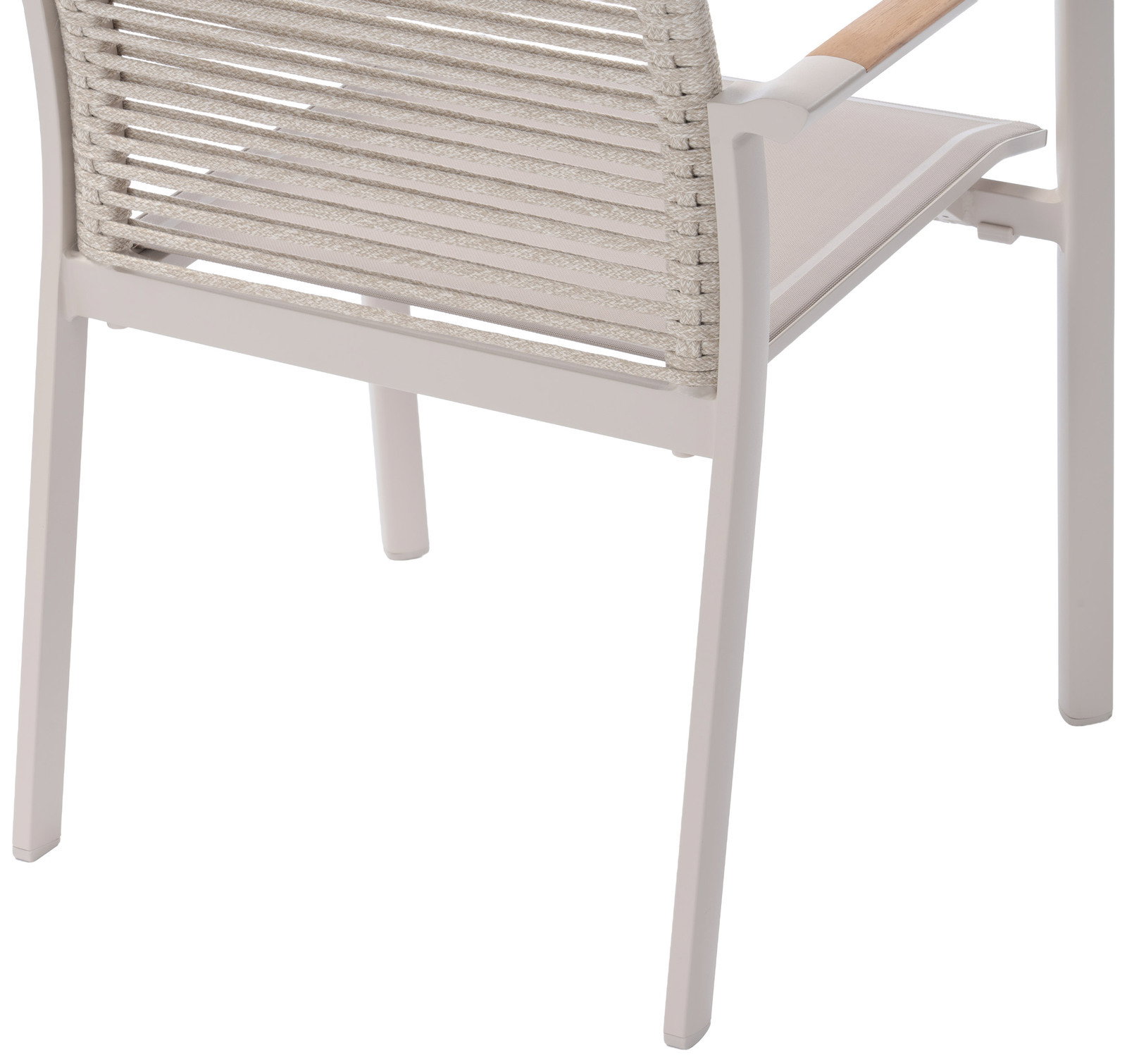 Rückansicht eines Stapelsessels mit hellem Gestell und geflochtener Rückenlehne.