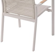 Rückansicht eines Stapelsessels mit hellem Gestell und geflochtener Rückenlehne.