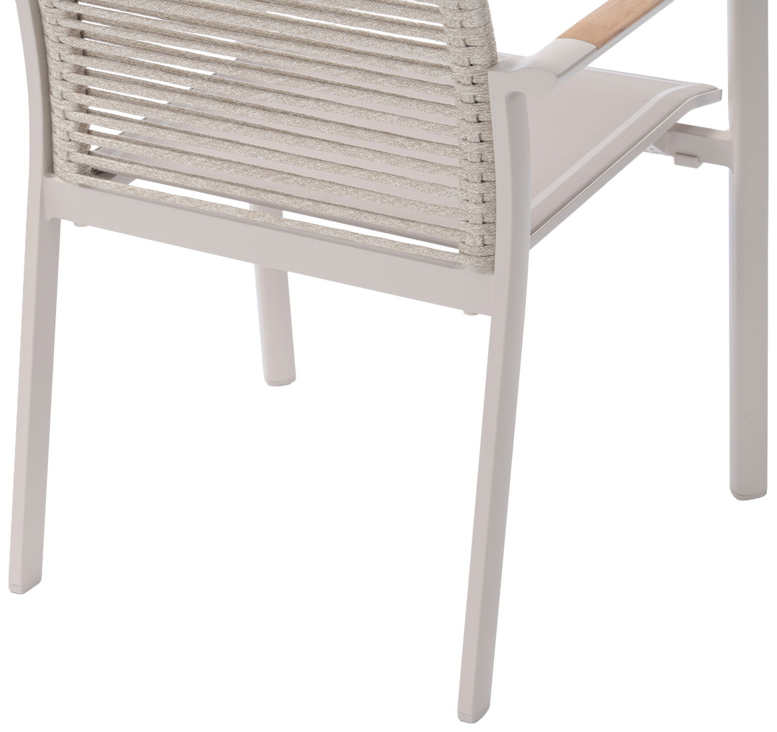 Rückansicht eines Stapelsessels mit hellem Gestell und geflochtener Rückenlehne.