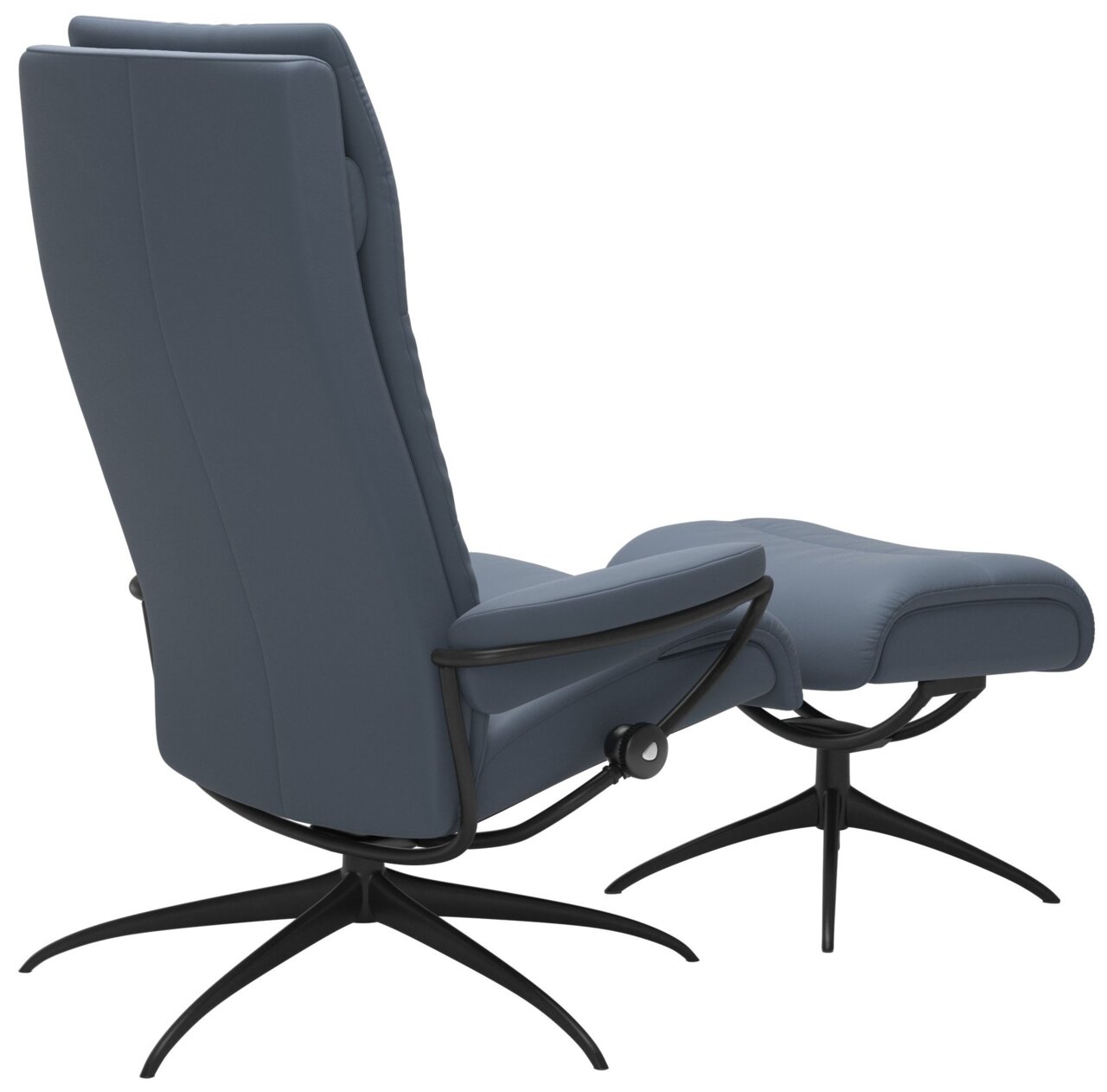 Achterkant van een moderne blauwe fauteuil met bijpassende voetenbank, beide op zwarte draaivoeten.