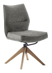 Grauer, moderner Stuhl mit gepolsterter Sitzfläche und Rückenlehne, auf einem Holzgestell mit vier Beinen. Seitenansicht.