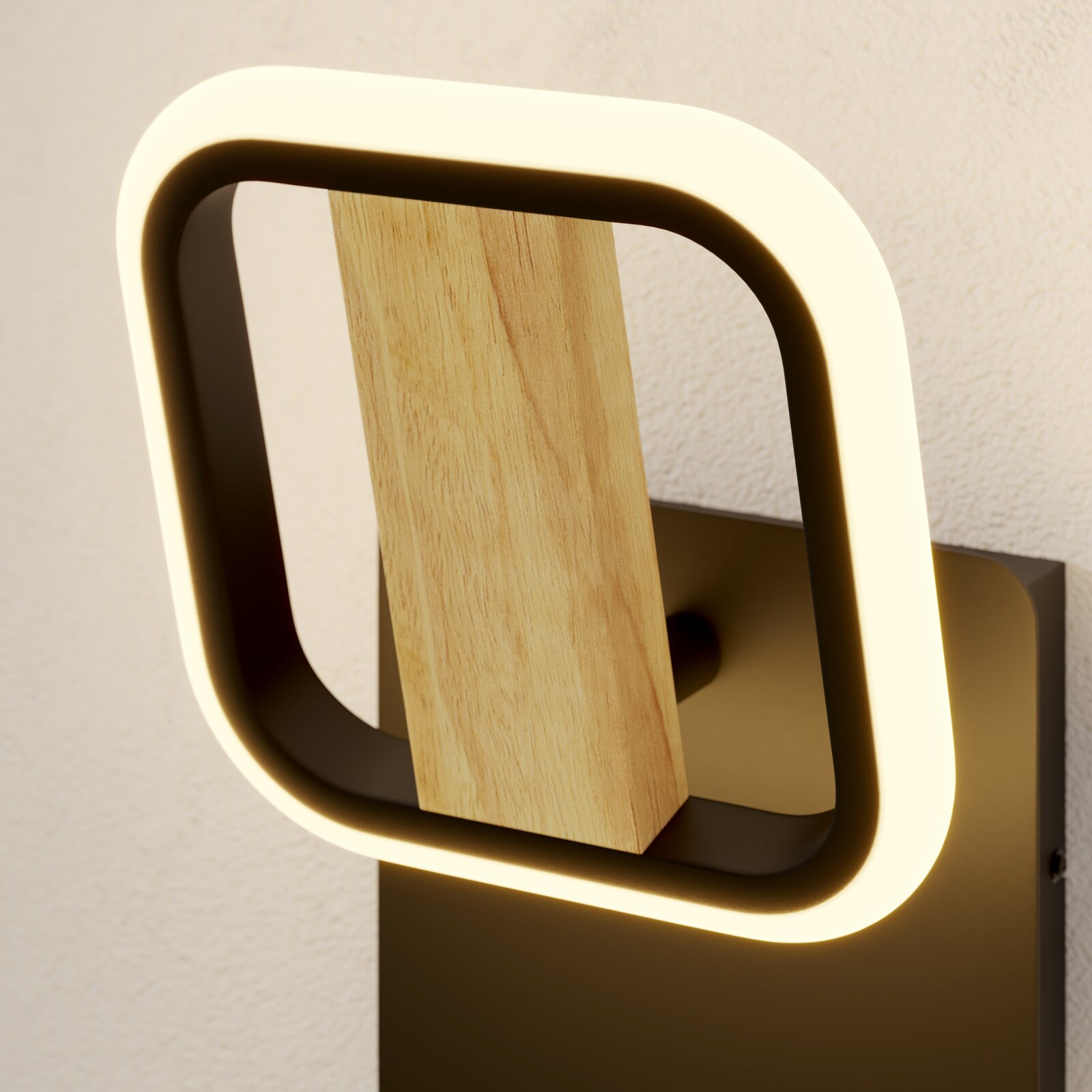 Moderne LED-Wandleuchte mit abgerundetem, quadratischem Leuchtrahmen, Holzsteg in der Mitte und dunkler Wandhalterung, Nahaufnahme aus leicht seitlicher Perspektive