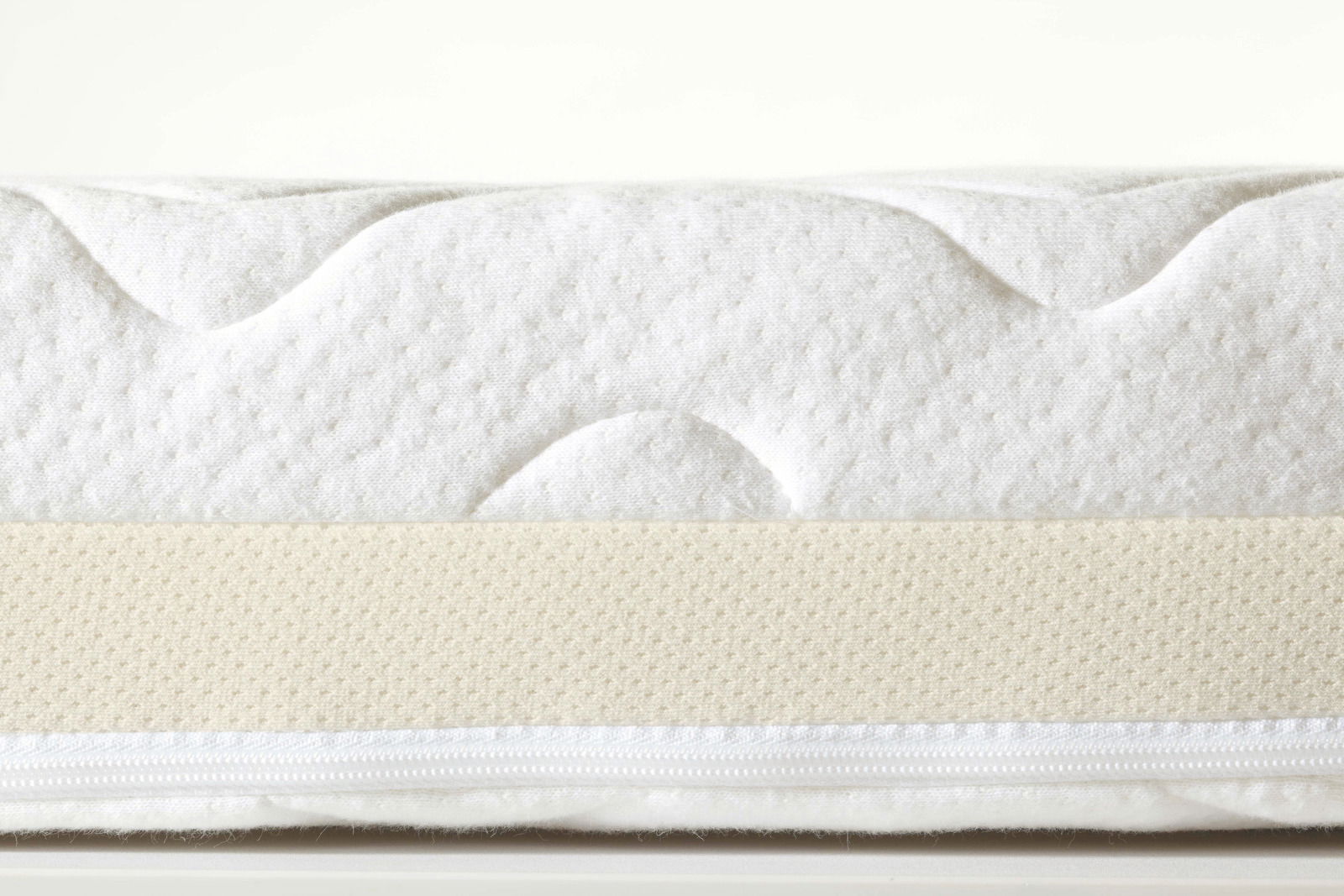 Seitenansicht einer Kaltschaummatratze AIRWELL 200 mit strukturiertem Bezug und Reißverschluss.