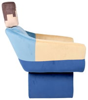 Kleurrijke gestoffeerde fauteuil met armleuningen en hoge rugleuning in patchwork-look (lichtblauw, beige, donkerblauw), zijaanzicht van links tegen een witte achtergrond