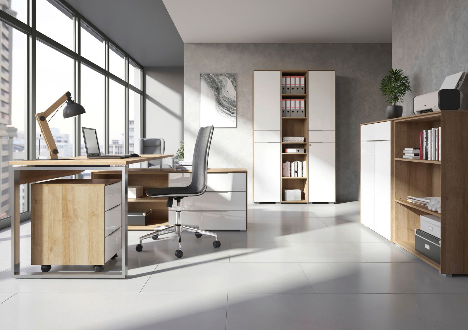 Voleo Aktenregal NEVADA Modernes Büro mit Eckschreibtisch, Rollcontainer und Aktenschrank in heller, minimalistischer Einrichtung. Perspektive von der Seite mit Blick auf große Fensterfront.