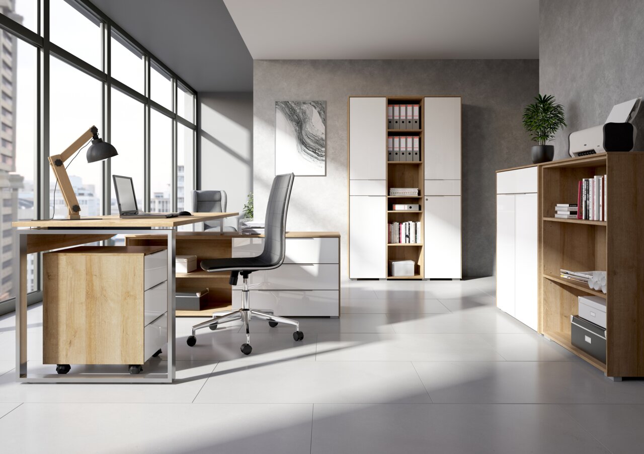 Modernes Büro mit Eckschreibtisch, Rollcontainer und Aktenschrank in heller, minimalistischer Einrichtung. Perspektive von der Seite mit Blick auf große Fensterfront.