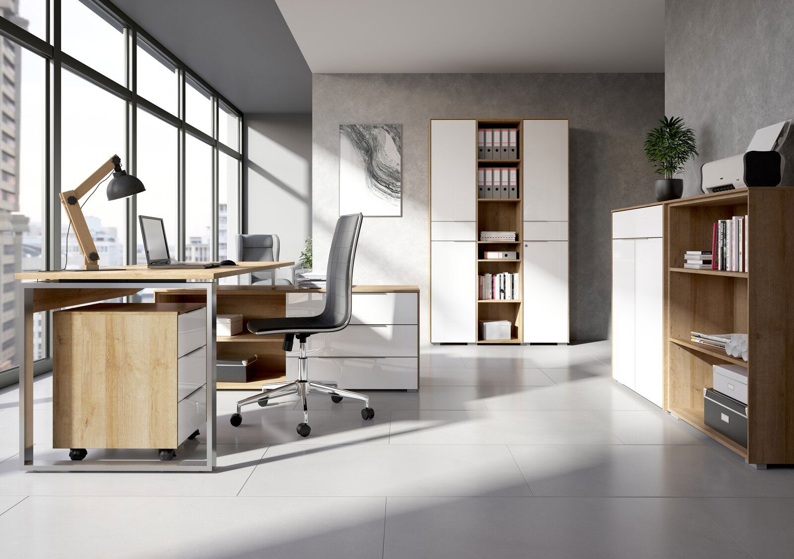 Modernes Büro mit Eckschreibtisch, Rollcontainer und Aktenschrank in heller, minimalistischer Einrichtung. Perspektive von der Seite mit Blick auf große Fensterfront.