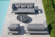 Moderne loungemeubels voor buiten in grijs, bestaande uit een loungestoel, een 2-zits- en een 3-zits loungebank en een ronde loungetafel, gefotografeerd vanuit vogelperspectief.