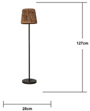 Freistehende Stehlampe mit schwarzem Metallfuß und -gestell sowie geflochtenem, naturfarbenem Lampenschirm, Höhe 127 cm und Fußdurchmesser 28 cm, frontale Ansicht.