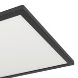Eckige LED-Deckenleuchte ROVITO-R in Nahaufnahme, seitliche Perspektive
