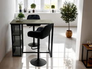 Moderner Barhocker in einem stilvollen Raum mit Pflanzen, seitliche Perspektive