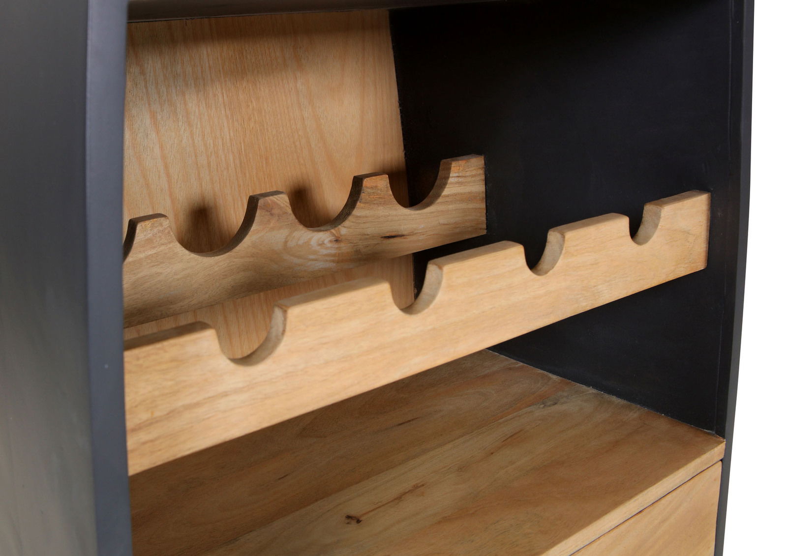 Nahaufnahme eines Bar-Regals in Bootsform mit Holzregalen für Flaschen, seitliche Perspektive.