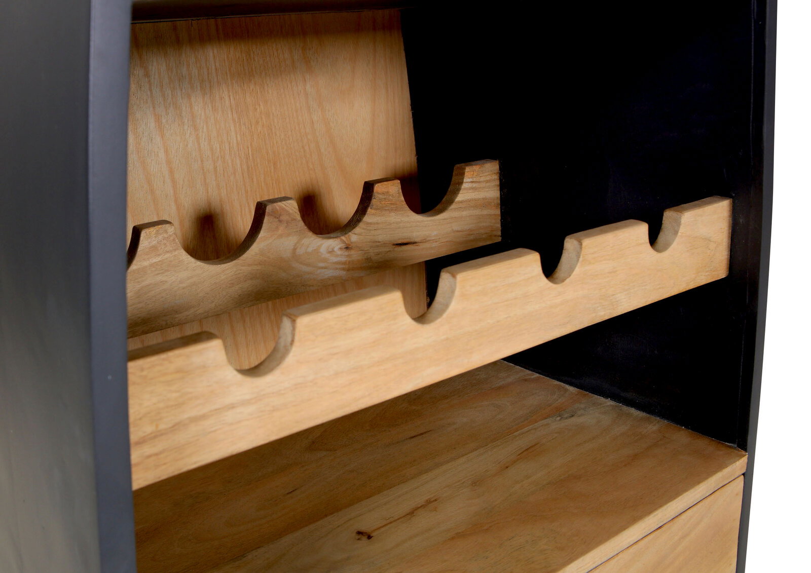 Nahaufnahme eines Bar-Regals in Bootsform mit Holzregalen für Flaschen, seitliche Perspektive.