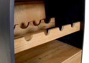 Nahaufnahme eines Bar-Regals in Bootsform mit Holzregalen für Flaschen, seitliche Perspektive.