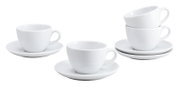 Weiße Porzellan-Kaffeetassen mit Untertassen, drei Sets auf weißem Hintergrund, seitliche Ansicht in leicht erhöhter Perspektive