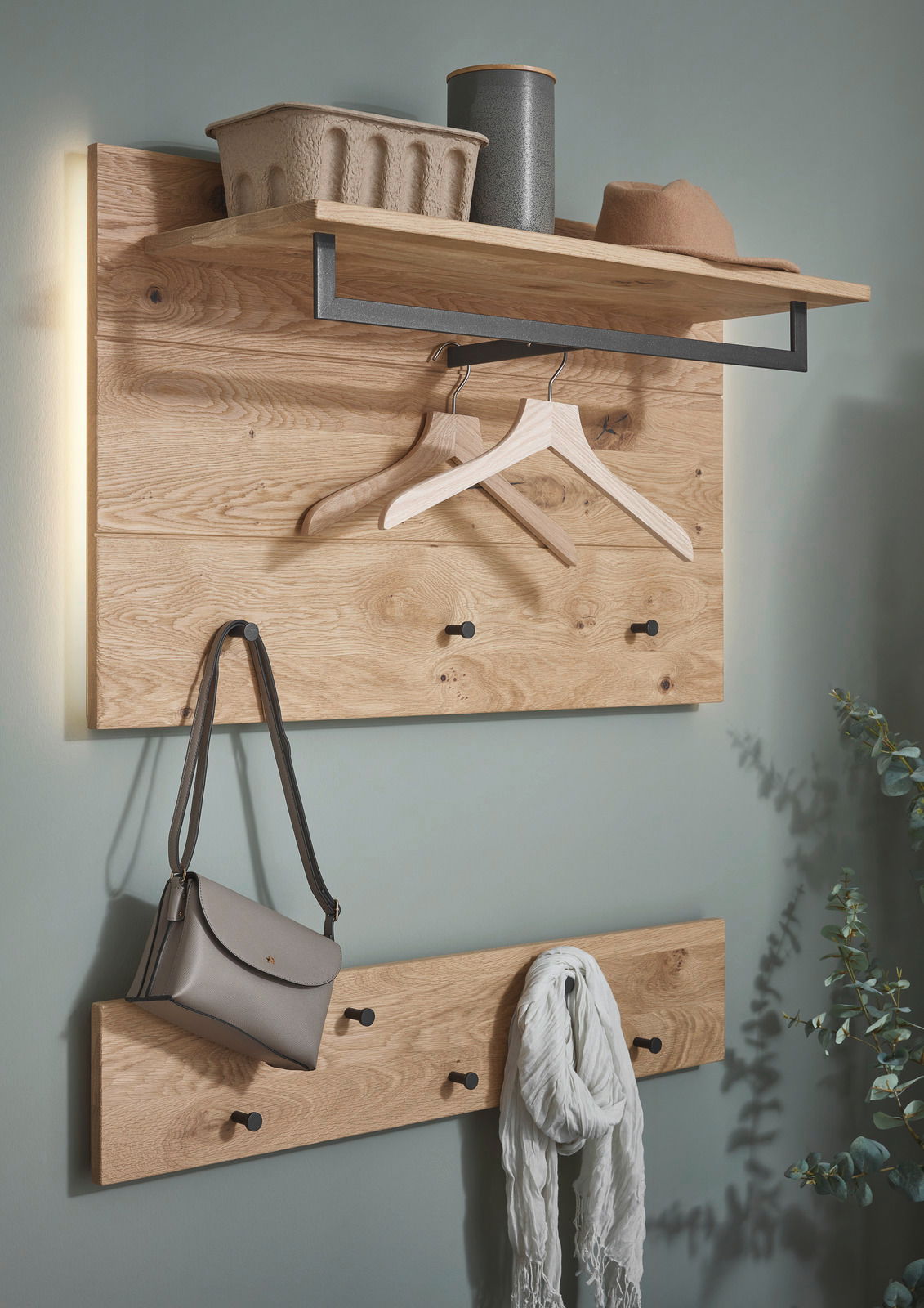 Garderobenpaneel aus Holz mit Haken und Ablage, seitliche Perspektive