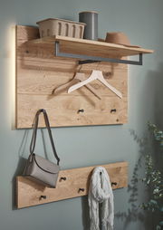 Garderobenpaneel aus Holz mit Haken und Ablage, seitliche Perspektive