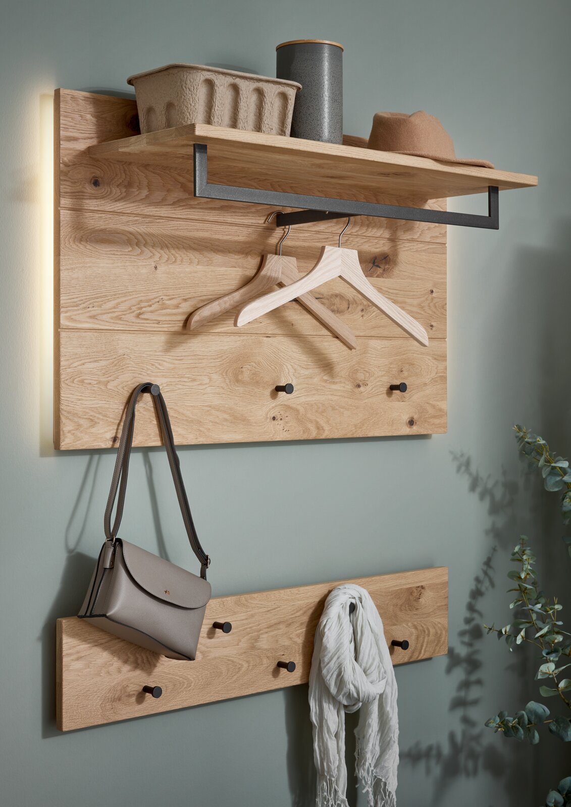 Houten garderobepaneel met haken en legplank, zijaanzicht