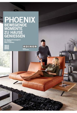 Frau auf einem orangen, verstellbaren Sofa in modernem Wohnzimmer.