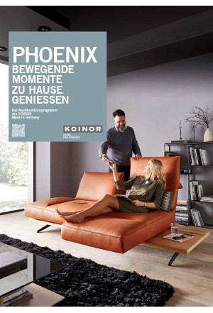 Frau auf einem orangen, verstellbaren Sofa in modernem Wohnzimmer.