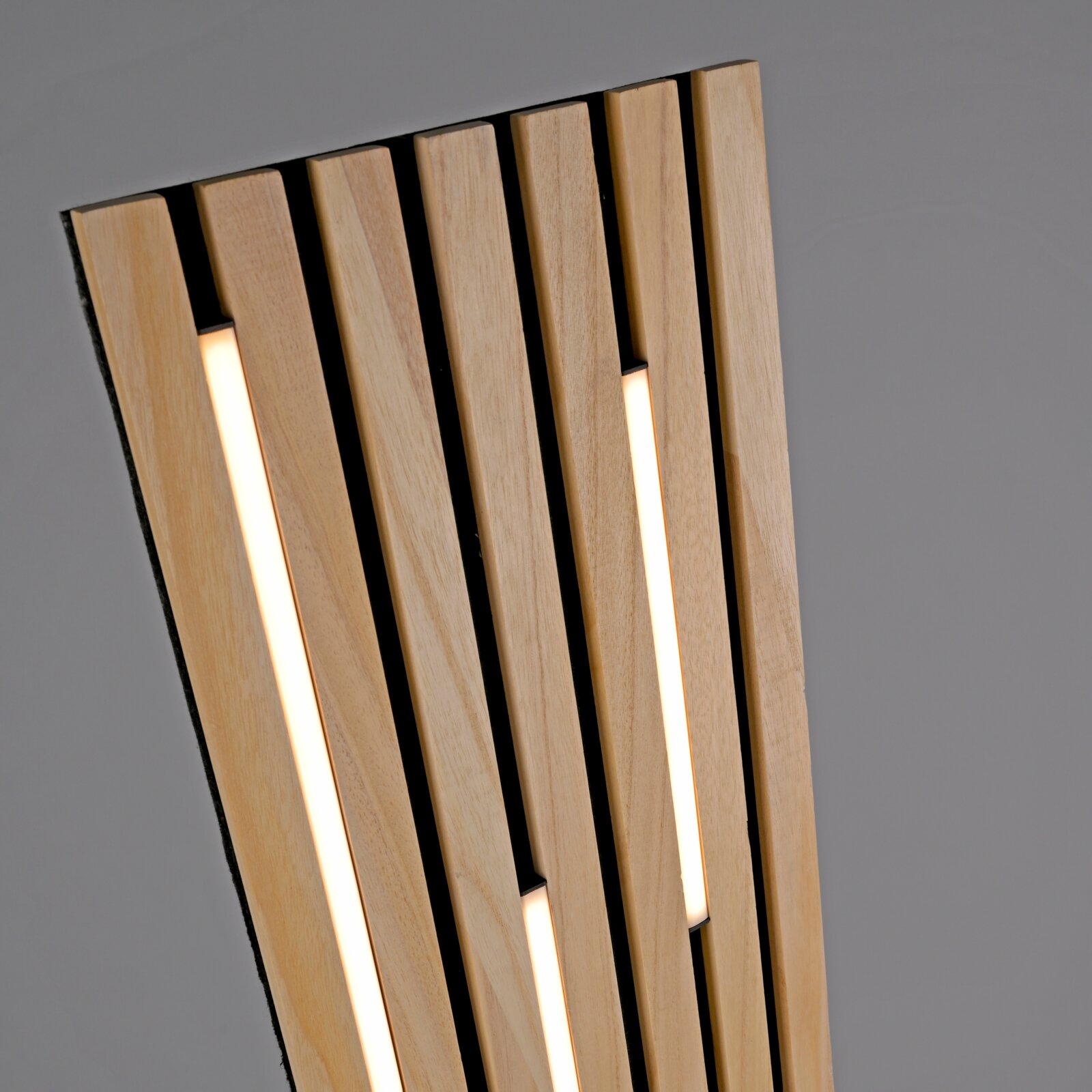 Nahaufnahme einer modernen LED-Stehleuchte mit Holzlamellen und integrierten Leuchtstreifen, seitliche Perspektive.